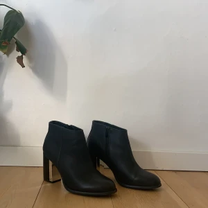 Klackar från ...attitude storlek 41 - Svarta klackar med silvrig detalj från ...attitude. Nypris 499:-. Använda ett fåtal gånger. Finns några märken på silverdetaljen men annars i mycket gott skick. Priset är inklusive frakt 