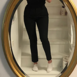 Kostymbyxor  - Svarta kostymbyxor som knappt är använda, storlek 36 och sitter jättefint. Är fortfarande i väldigt bra skick❤️