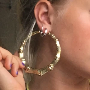 Örhängen - Balla örhängen. Inte särkilt tunga💘