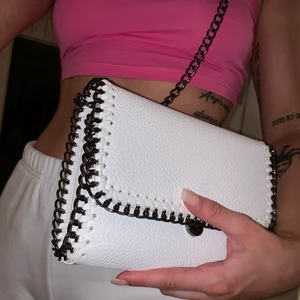 Vit kedjeväska  - Vit kedjeväska, helt ny. Köparn står för frakt 📦 