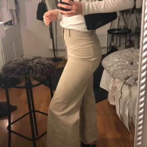 Wide leg jeans - Supersköna beiga Wide leg jeans från Zara köpta på plick(inte mina bilder)  Fint skick perfekt för sommaren🌸🌸 Köparen står för frakt 59kr