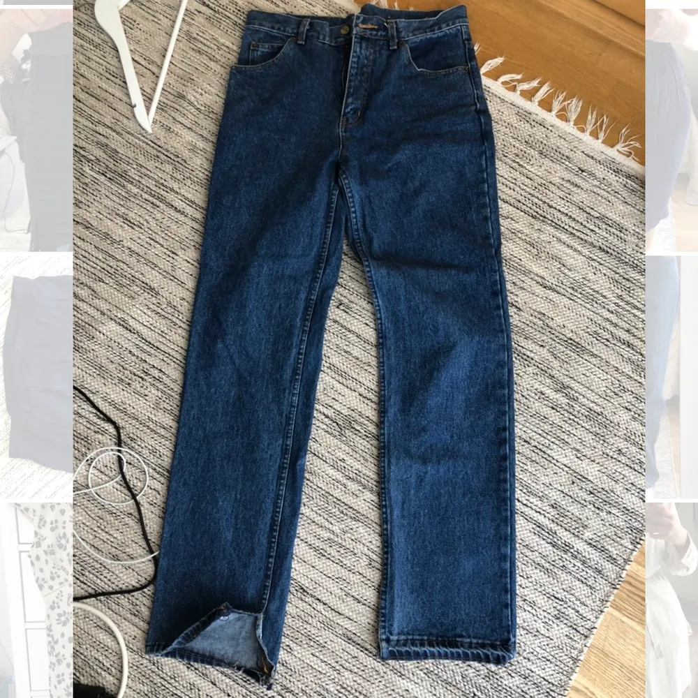Högmidjade vintagejeans köpta på humana, står ingen storlek men jag är 174 cm och har vanligtvis storlek 34 eller 36:). Jeans & Byxor.