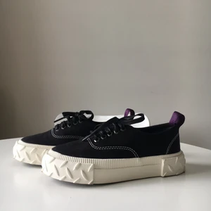 Eytys Viper Canvas strl 35 - Superfina sneakers från eytys! Helt nya endast använda 1 gång, säljer pga för små. Nypris:1300kr Dustbag+ kartong ingår. Pris kan diskuteras:)