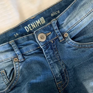 Blåa långa jeans - Fina blåa jeans som är i fint skick. Sitter snyggt kring rumpan. Hade varit jättesnyggt till Nike airforce och om man skulle gjort en slits längst ner. 
