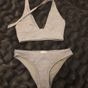 Bikini - Du får den rosa underdelen på köpet!! Jätte fin grå bikini som tyver inte kom till någon användning endast testad, lappen på överdelen är bortklippt men båda är i storlek 36 men överdelen är lite tajt runt om!