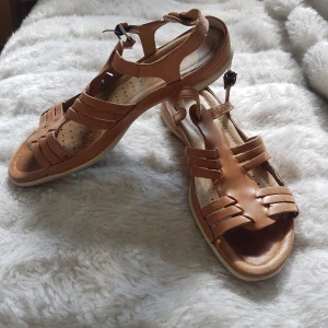 Ecco sandaler - Sandaler från märket Ecco. Storlek 38. Använda men i fint skick, en del fläckar finns men ingenting man tänker på. Liten svart fläck ovanpå ena skon men som på bilderna så syns det knappt. Frakt ingår :)