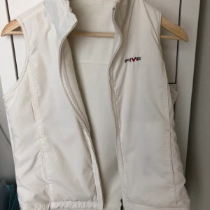Väst - Vit väst med fleece på insidan.