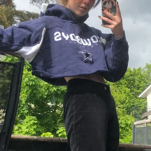 Hoodie - Avklippt hoodie, fint skick, 50 kr, betalning via swish, möts i stockholm, kommentera eller skriv i dm❤️