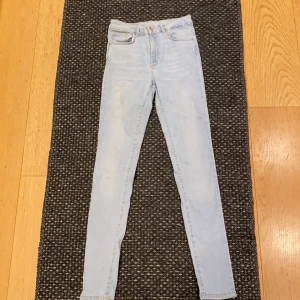 Jeans från bikbok - Högmidjade ljusblåa jeans från Bikbok! 