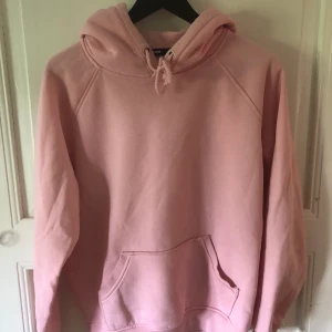 Rosa hoodie  - Hoodie från Bikbok. Använd typ 3 ggr. Frakt ingår!!💗