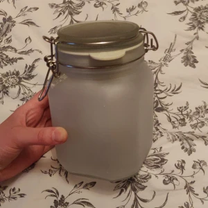 Burk med lyse - Burk med lyse som laddas med solceller, lyser fint när den fått ladda. ☀️Kika gärna in vad mer jag säljer! 💞