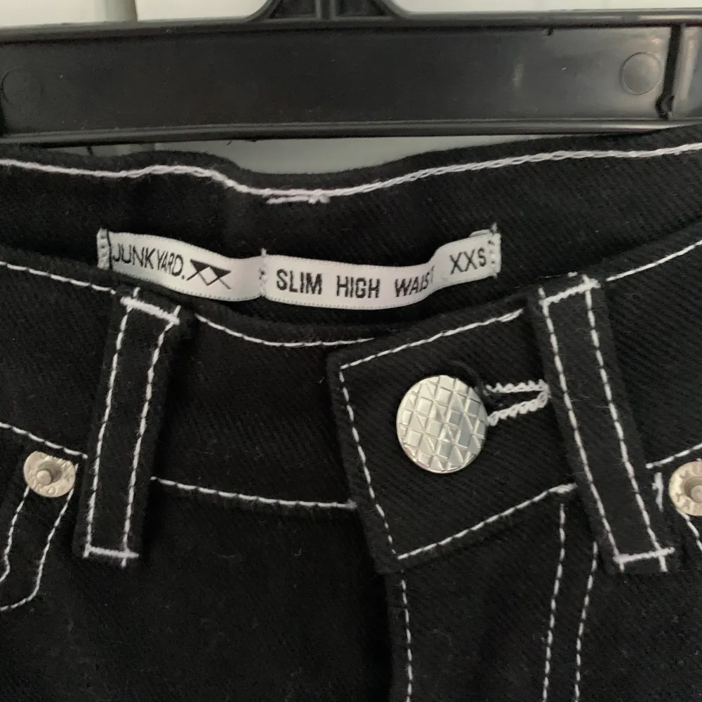 Ett par coola svarta jeans med vita sömmar från Junkyard i storlek xxs. Skulle dock säga att de passar i storlek xs. Aldrig använda!! Köpte för 500 kr och säljer för 150 kr eller högsta bud!! 🖤. Jeans & Byxor.