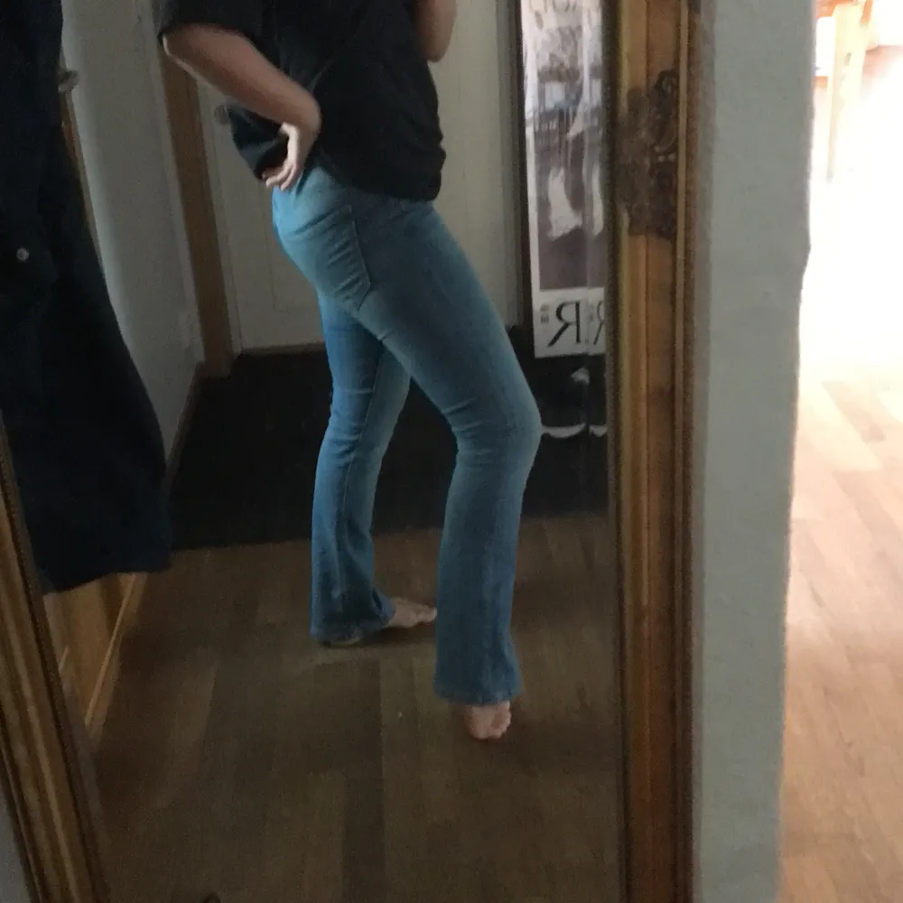 Supersnygga bootcut jeans från hm! Jätte sköna men säljer pga att dom är för små! Kan mötas upp i Stockholm annars står köparen för frakt. Jeans & Byxor.