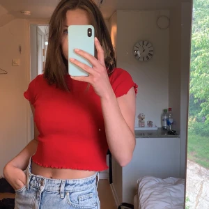 Röd croppad T-shirt - Cute!¡ röd croppad ribbad T-shirt från Brandy Melville. Det är onesize men hade passat S-XS. Sitter smickrande och är i bra kvalitet! Köpare står för frakt! ❣️