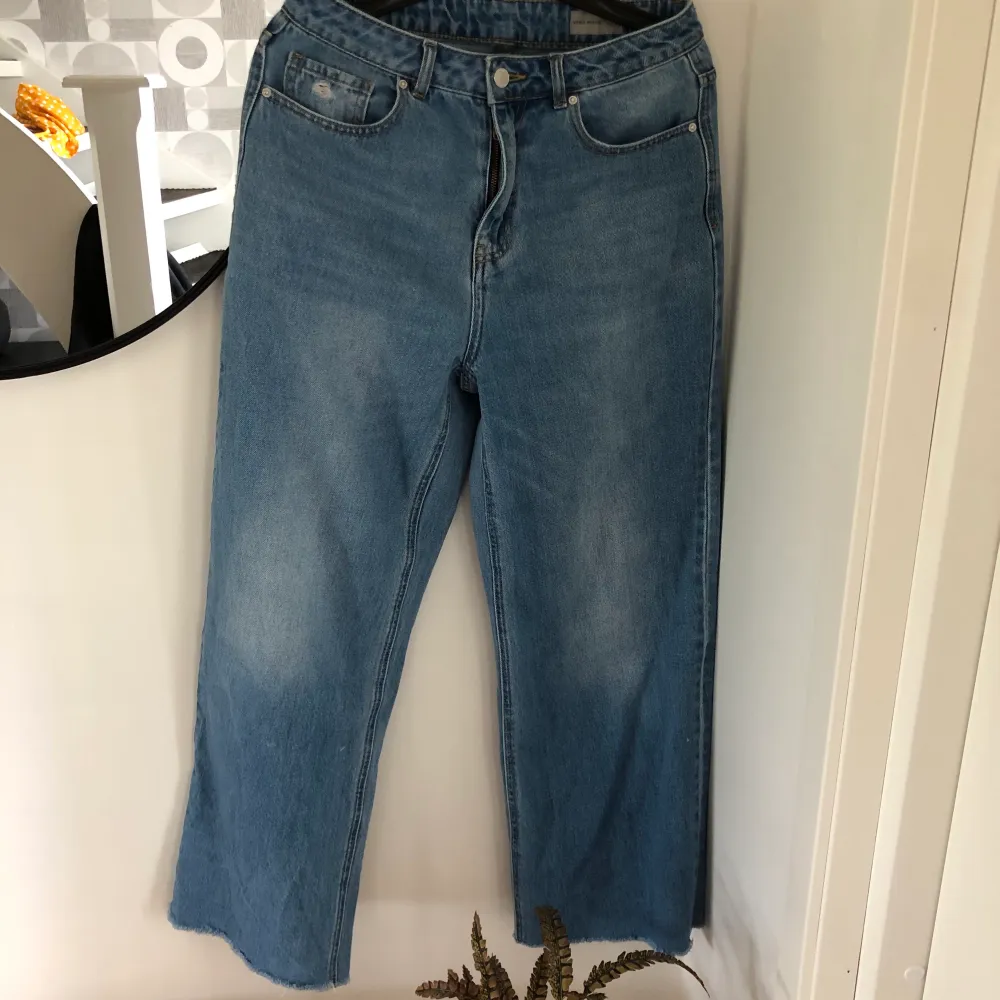 Snygga och sköna vida jeans från VeroModa i storlek 29/32 Fransiga nertill (köpta så) fint skick! Porto 63kr. Jeans & Byxor.