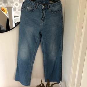 Snygga och sköna vida jeans från VeroModa i storlek 29/32 Fransiga nertill (köpta så) fint skick! Porto 63kr
