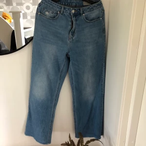 VeroModa jeans - Snygga och sköna vida jeans från VeroModa i storlek 29/32 Fransiga nertill (köpta så) fint skick! Porto 63kr