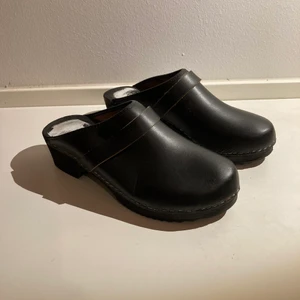 Svarta träskor strl 39 - Svarta träskor strl 39. Finns i Sthlm. Kan mötas upp alt skicka! 