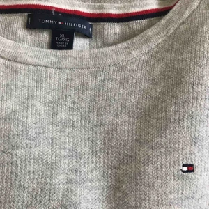 Tommy Hilfiger - Skön finstickad tröja från Tommy Hilfiger. Jättefin men kommer tyvärr inte till användning. Köpt för 800kr och använd endast ett fåtal gånger. Den är XL men sitter bara lite oversize på mig som har XS. 