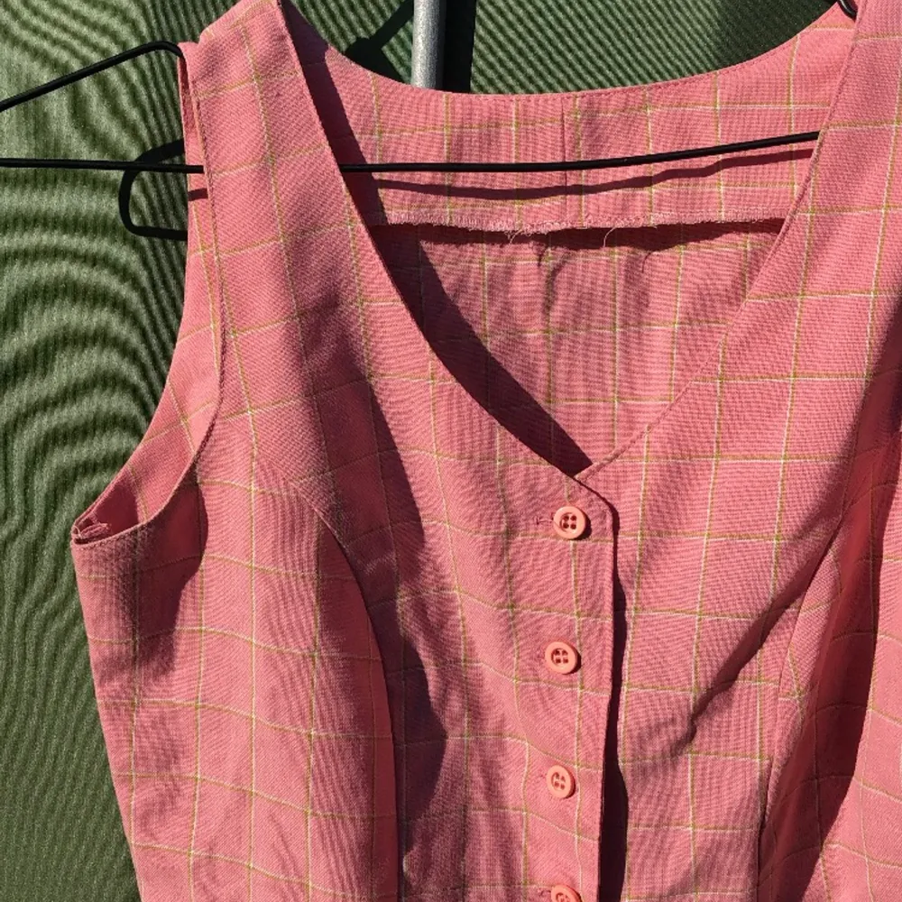 vintage/retro rosa klänning, rutig (grön o vit) , står ingen strl men motsvarar XS. tips: funkar o ha öppen oxå som en kappa/lång väst👍🏼👍🏼 köpare står för frakt. Klänningar.