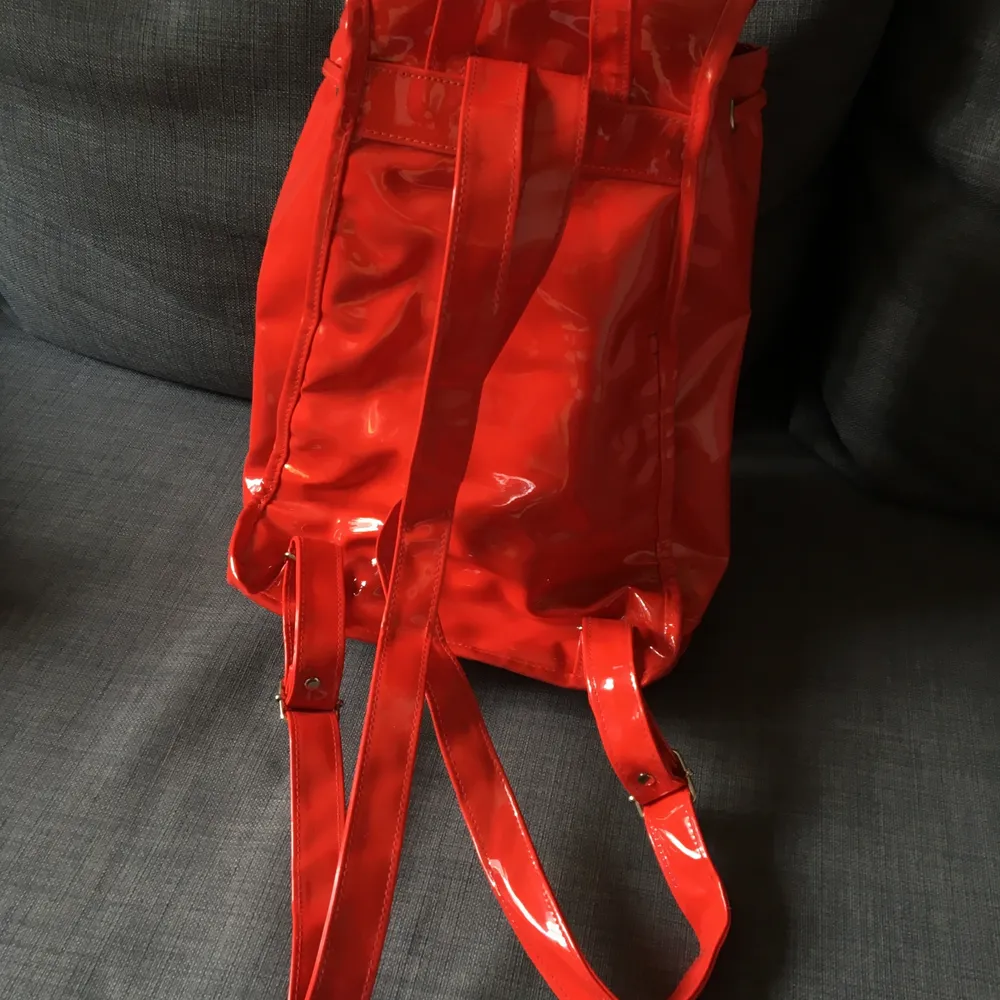 Ascool latex-ryggsäck från Mick-Gwend Paris. Väskor.