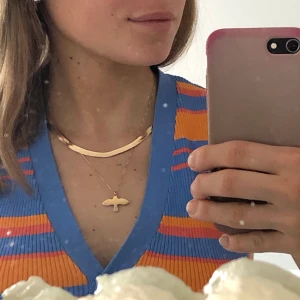 Guldigt halsband  - Underbart halsband i guld-imitation. Mäter 38cm, samt 7 till på kedjan där man fäster knäppet. Frakten ingår 💜