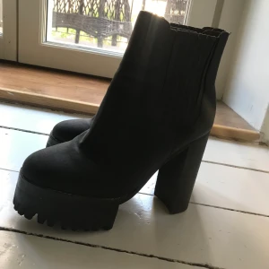 PLATÅ Jeffrey Cambell - Ett par skitsnygga platå m märket Jeffrey Cambell som är handgjorda och köpta från Humana. Materialet är typ mjukt läder så dem är väldigt sköna. Jag har tyvärr aldrig haft tillfälle att använda dem. 