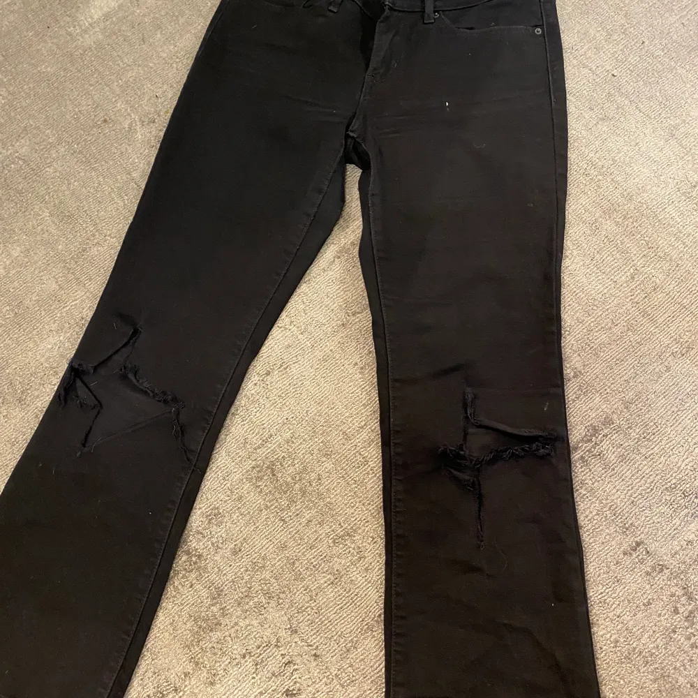 Snygga jeans från Levis som jag klippt till själv, as coola tycker jag. Inte använda mycket. Storlek 27. Jeans & Byxor.