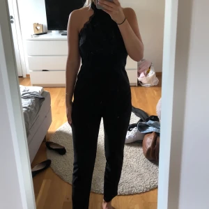 Jumpsuit  - Svart jumpsuit med spets, använd en gång på min bal
