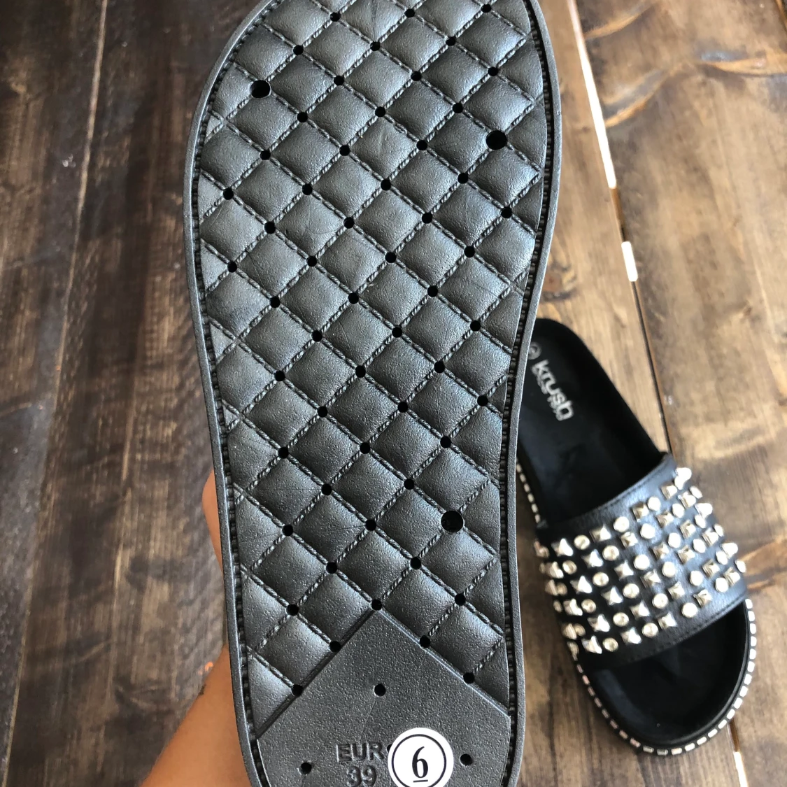 Slip-ins med nitar och strass - 91