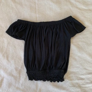 Svart topp - Supersöt och enkel topp som passar med allt. Tyvärr något för liten för mig, därför aldrig använd. Pris är diskuterbart