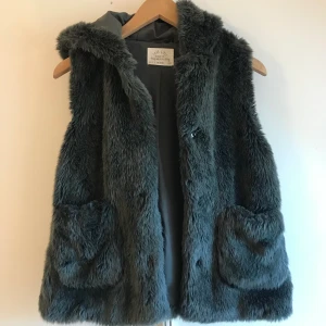Pälsväst (obv. faux fur) - Så det verkar som att dagen då jag ska sälja mitt livs favoritväst har kommit</3 köpte denna pärla på zara typ 2017 (på barnavdelningen? lol) och älskar den typ fortfarande. Skulle säga att min bby är i strl S (M går men då lite svår att stänga)!