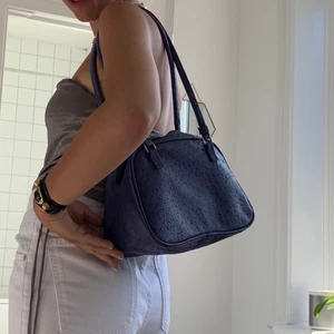 Trendig lila väska  - Säljer denna lila väska som tyvärr  inte längre kommer till användning! 150kr + spårbar frakt (63kr som gäller eller högsta bud! ☺️💜