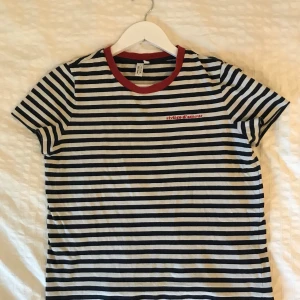 & other stories t-shirt - Najs t-shirt från & other stories! Storlek 38. 