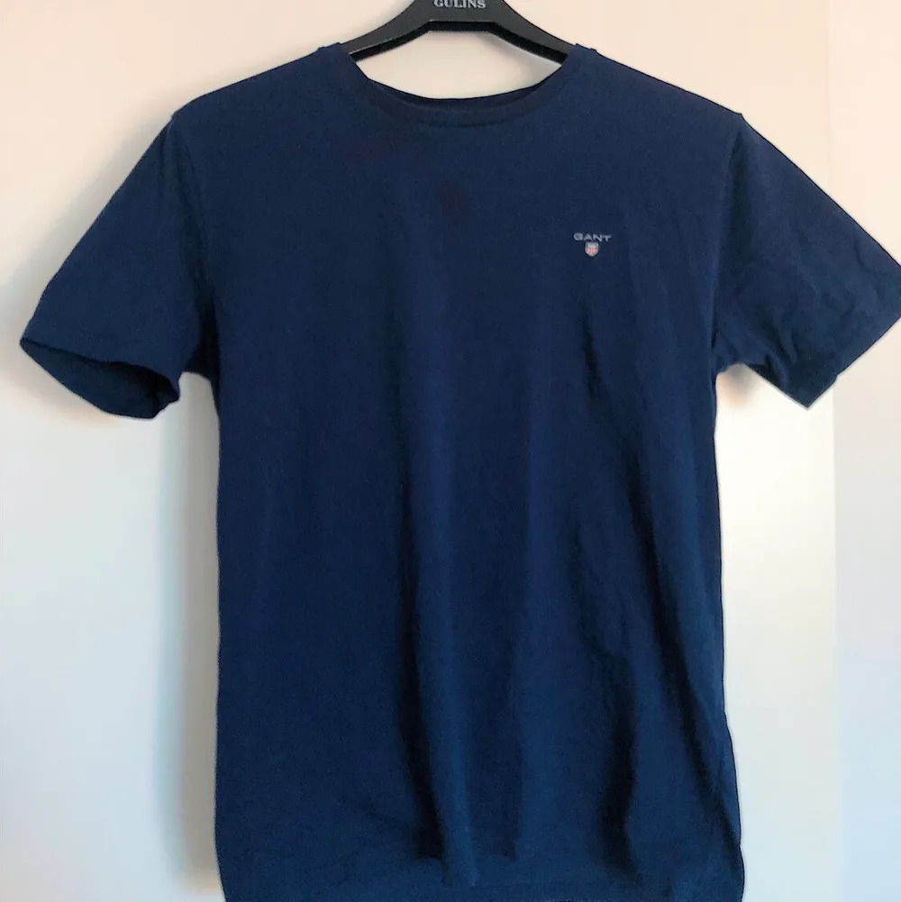 marinblå T-Shirt från Gant. T-shirts.