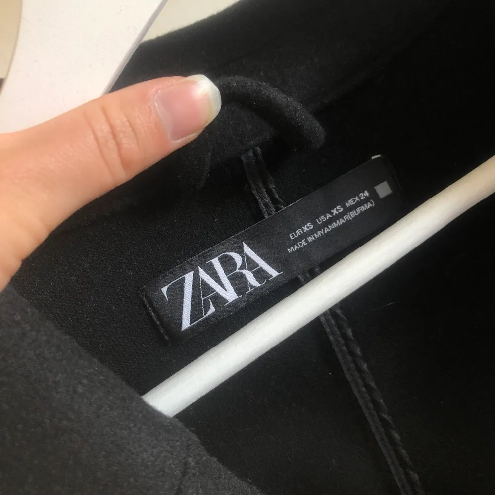 Endast använd vid 3 tillfällen. Från Zara i storlek XS, men mer som en S. Jackor.