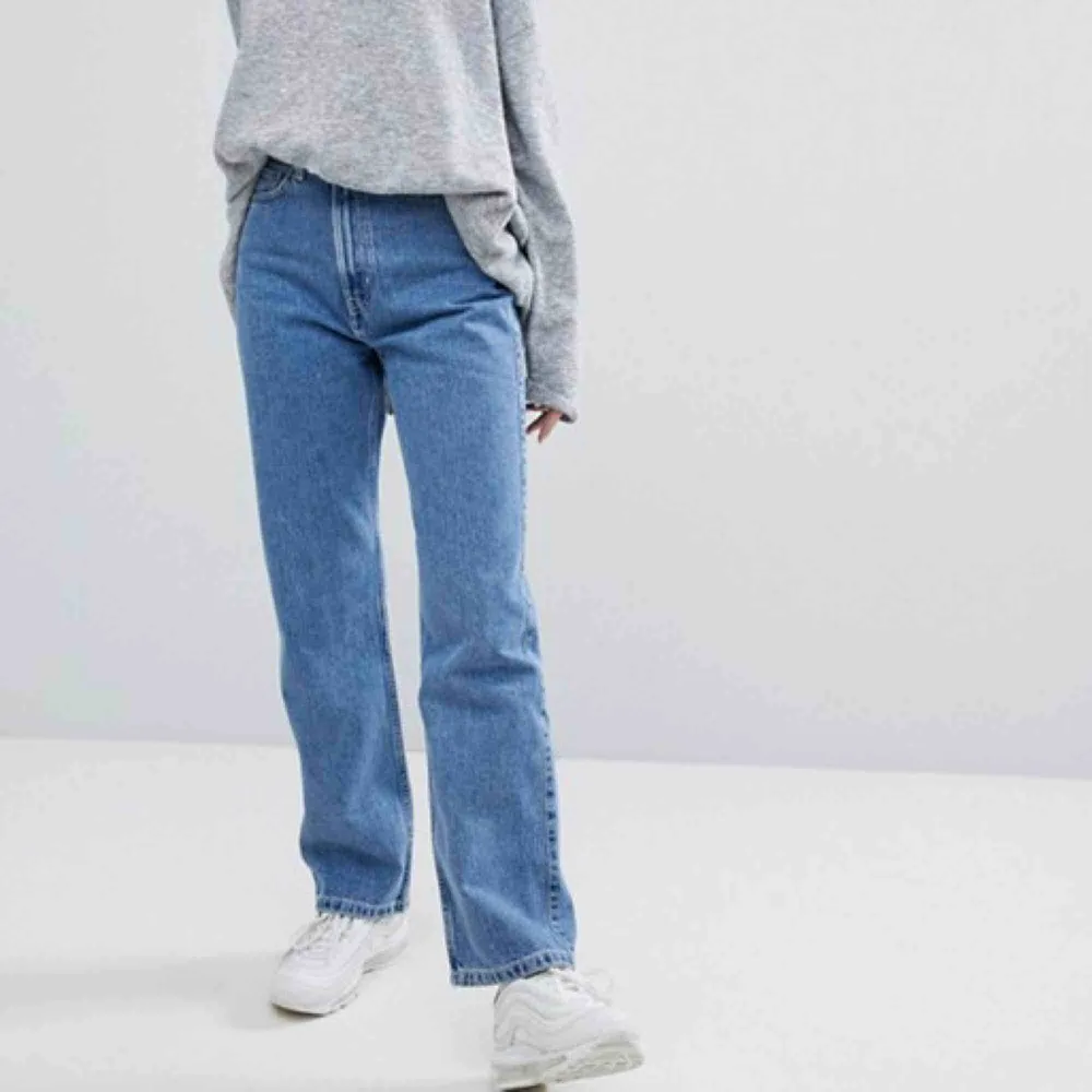 Weekday row jeans i färgen sky blue. De är i storlek 24/32 och är slutsålda på hemsidan. Köparen står för frakten 🥰🥰 . Jeans & Byxor.