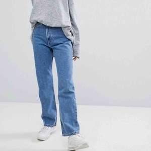Weekday row jeans i färgen sky blue. De är i storlek 24/32 och är slutsålda på hemsidan. Köparen står för frakten 🥰🥰 