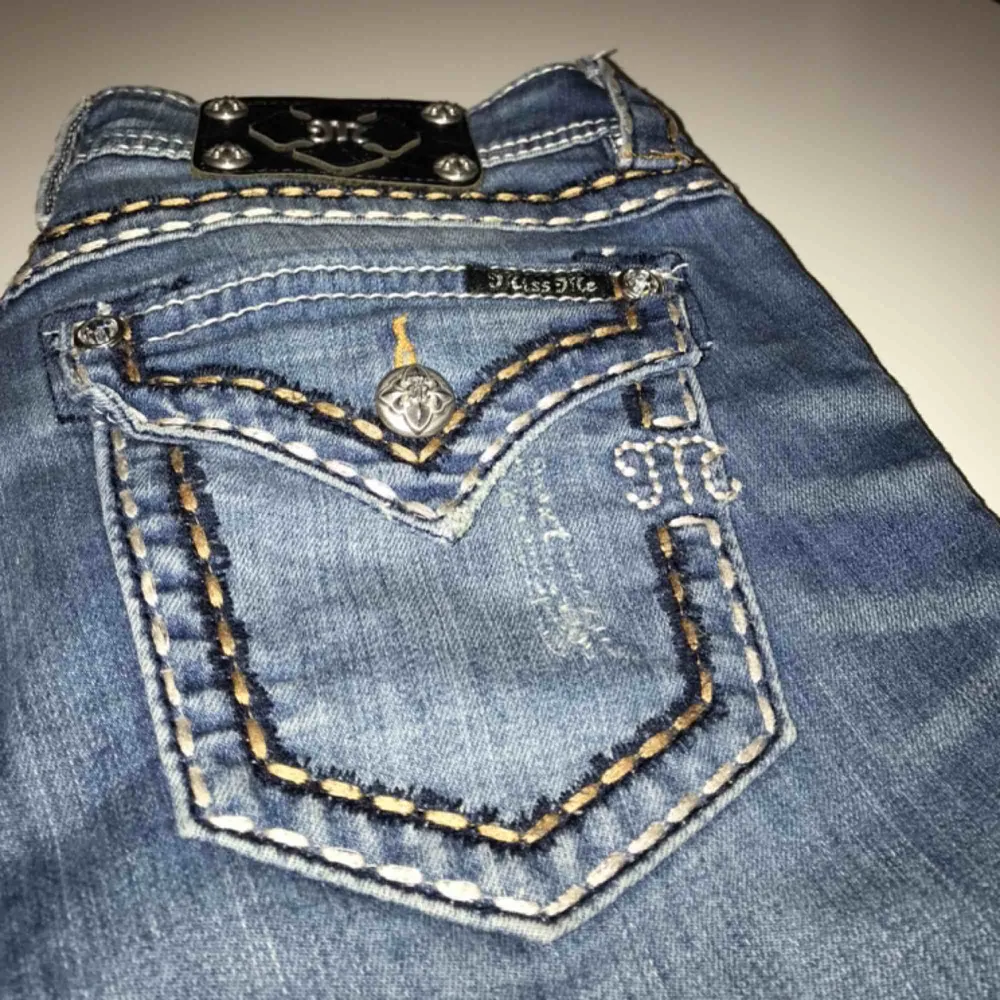 Säljer ett par skitsnygga MissMe jeans som tyvärr är förstora för mig. Vid intresse kan det skickas fler bilder över jeansens passform. För övrigt är dem raka i modellen. Kan mötas upp i Stockholm eller frakta!. Jeans & Byxor.