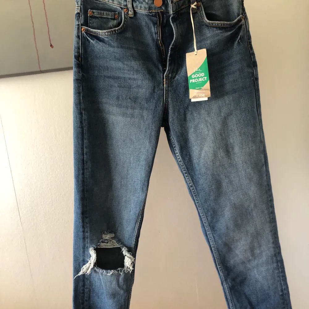 Ett par jeans från Gina Tricot, snygga med en slitning vid knät. Modellen heter Leah, är med i kollektionen ”Good projekts” en miljö, helt nya bara provade alla lappar kvar. Storlek 38 men sitter som 34/36, nypris 599kr.. Jeans & Byxor.