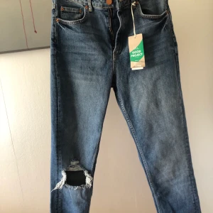 Jeans - Ett par jeans från Gina Tricot, snygga med en slitning vid knät. Modellen heter Leah, är med i kollektionen ”Good projekts” en miljö, helt nya bara provade alla lappar kvar. Storlek 38 men sitter som 34/36, nypris 599kr.