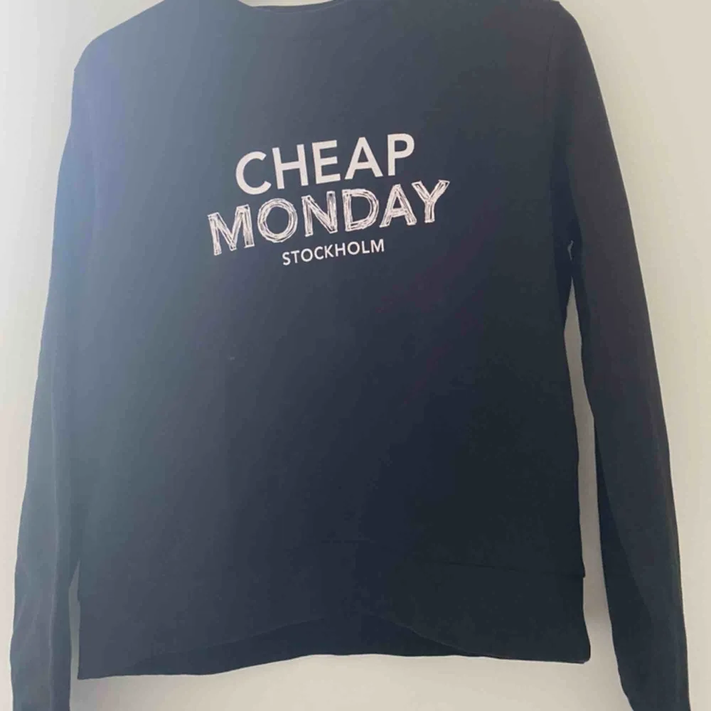 Säljer min fina Cheap Monday sweatshirt! Köpt 2019 på jeansbolaget! 150kr+frakt. Hoodies.