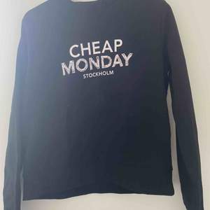 Säljer min fina Cheap Monday sweatshirt! Köpt 2019 på jeansbolaget! 150kr+frakt