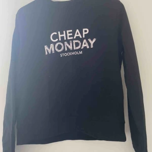  - Säljer min fina Cheap Monday sweatshirt! Köpt 2019 på jeansbolaget! 150kr+frakt
