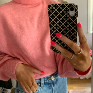 rosa polo stickad tröja  - min absolut favorit tröja, passar till allt och till alla tillfällen. den rosa färgen är superfin och man ser absolut inte blek ut.                                                   endast swish + fraktkostnad är inräknad i priset 💗💗