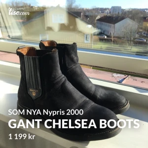 SOM NYA Gant Chelsea strl 39 - Gant Strl 39, passar mig som är har 38-38,5 fint! Använd högst 5 gånger, nyskick. Lädret är behandlat! Nypris 1900 🌈Hämtas hos mig vid Lundy Gamla Kyrka 💌Frakt 70kr 🍾Finns på flertal fler sidor så passa på! 