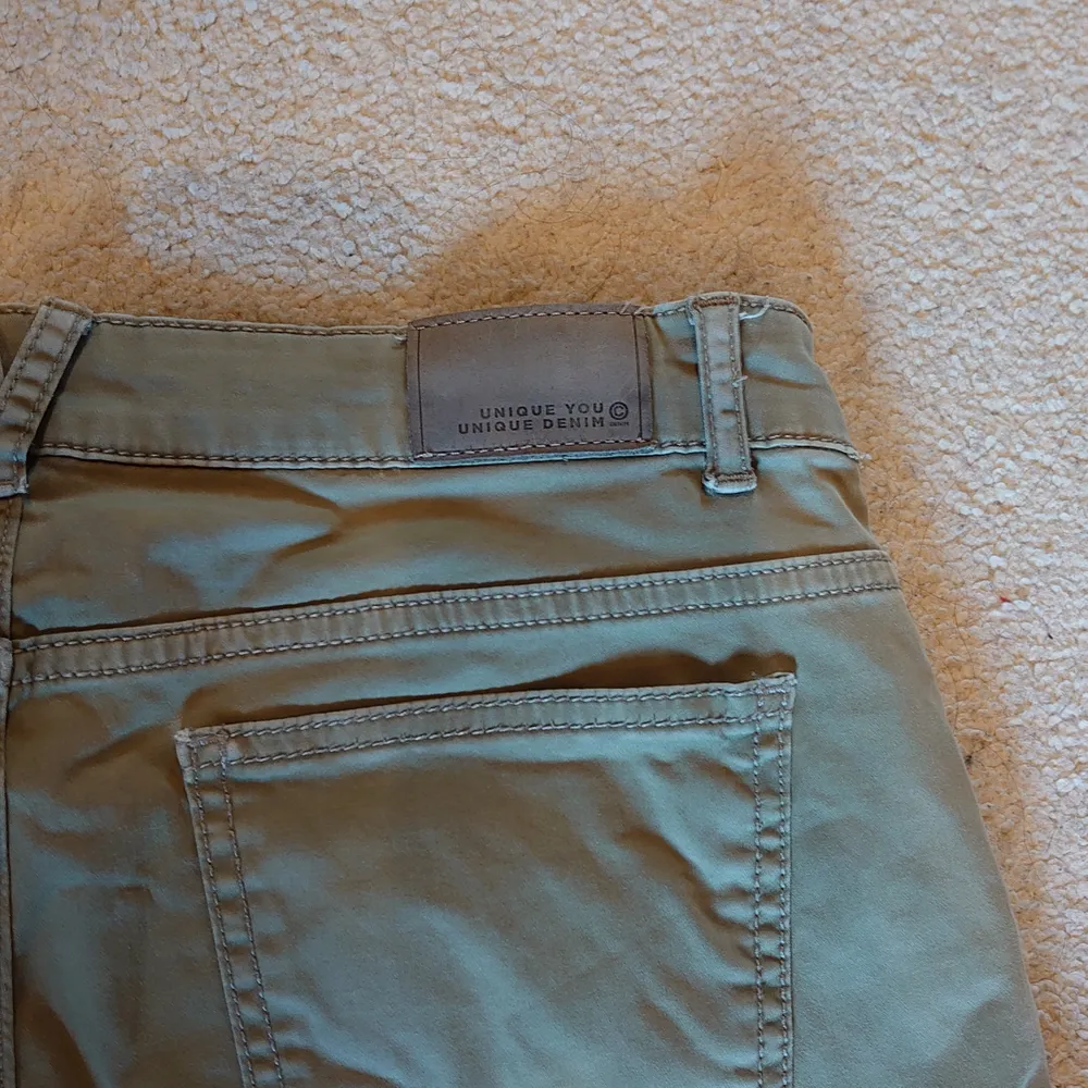 Cargo pant low waist Strl S. Väldigt mjuka byxor i grön/brun matt färg. Från serien unique 