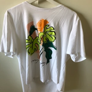 Snygg T-shirt - En snygg och härligt sommar t-shorts. Köpte oversize så passar över bikini osv nu när det blir varmt! Storlek L och lite genomskinlig annars jättefint skick! 