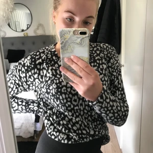 Stickad tröja - Fin, mönstrad stickad tröja från Gina Tricot. Säljer på grund av att den tyvärr aldrig kommer till användning. Köparen står för eventuell frakt📦