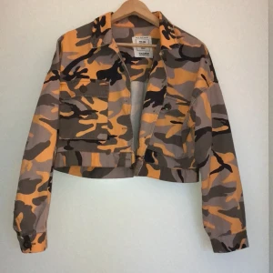Ball Kamouflage jacka i storlek M - Riktigt cool kamouflage jacka som passar bra till sommaren. Ganska tunn och skönt jeans material.